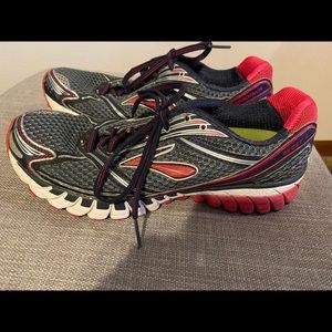 Womens size 9.5 brooks ghost tennis shoes